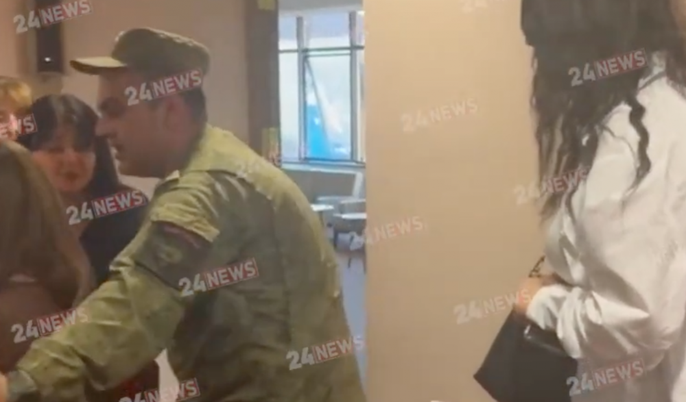 ՊՊԾ աշխատակիցը ԱԺ-ի օթյակից քարշ տալով դուրս է հանում լրագրողներին (տեսանյութ)