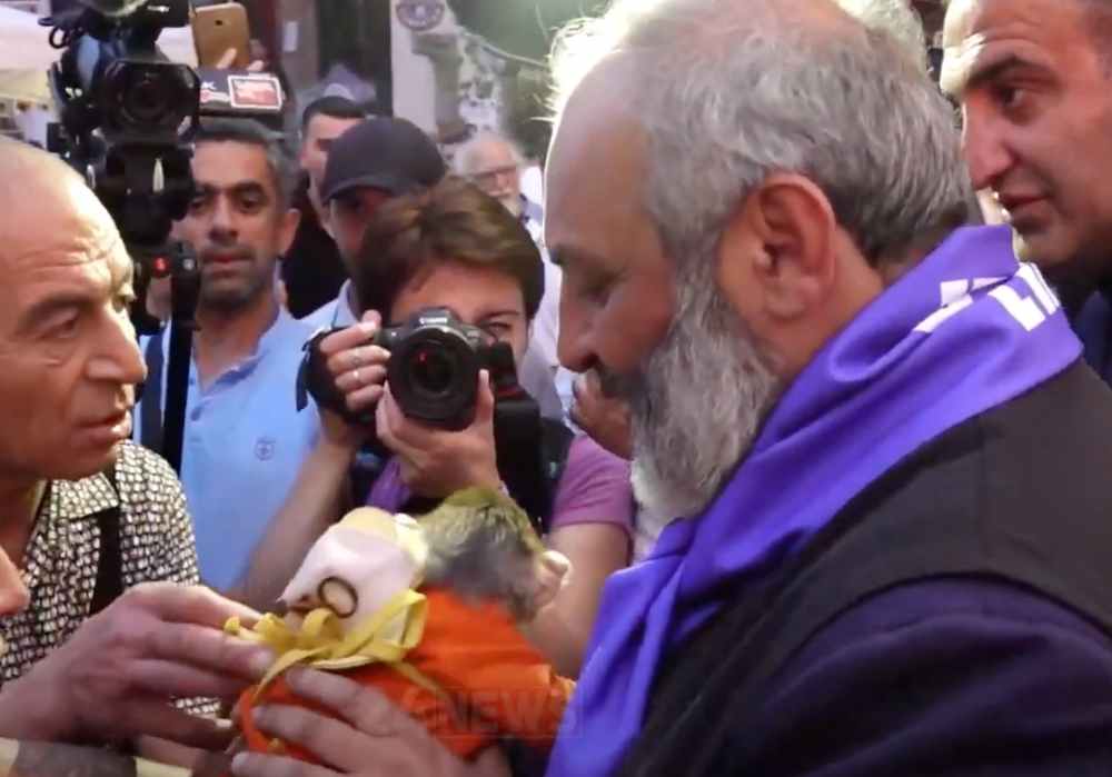 Փոքրիկ կապիկն անցավ Սրբազանի գիրկը գինու փառատոնի ժամանակ (տեսանյութ)