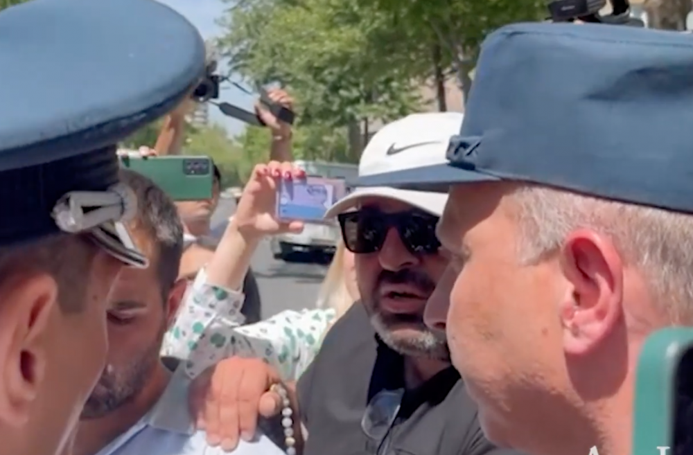 Գառնիկ Դանիելյանի և ոստիկանության ներկայացուցչի միջև վեճ բռնկվեց (տեսանյութ)