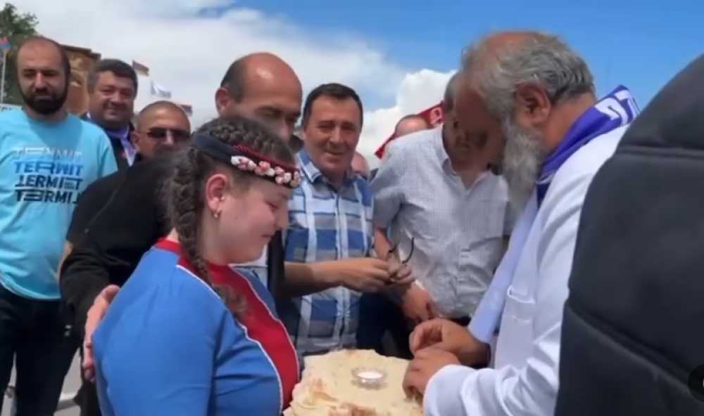 Գյումրու մուտքի մոտ դիմավորում են Բագրատ Սրբազանին