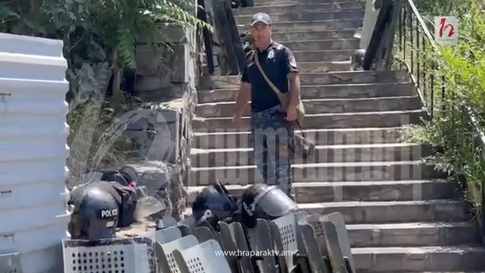 Ոստիկանական զորքը «պաշարել» է Կոնդի եկեղեցին (տեսանյութ)