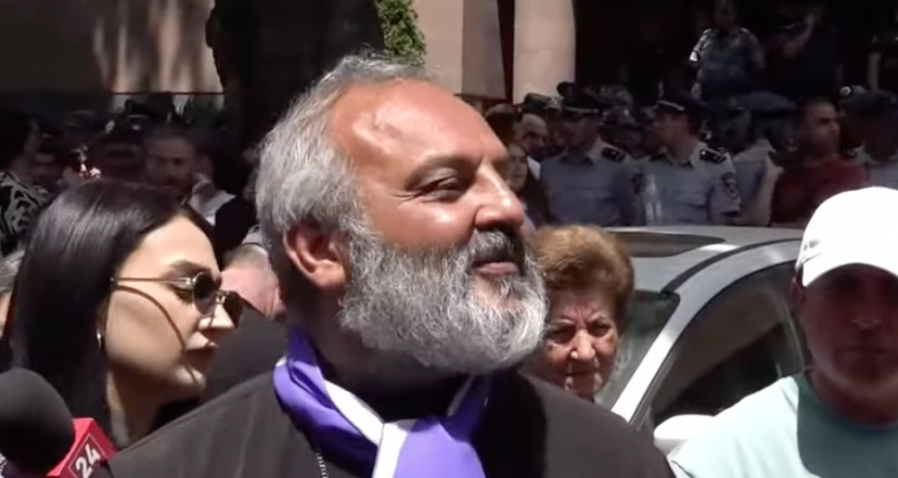 Անահիտ Ավանեսյանին կարող եմ դասախոսություն կարդալ, որ մի քիչ կրթվի. անվճար կդասավանդեմ. Սրբազան