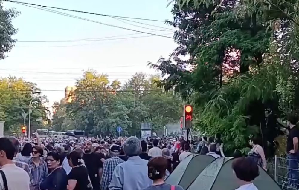 Ոստիկանները շարունակում են լուսաձայնային նռնակներ կիրառել.(լուսաննկարներ, տեսանյութ)