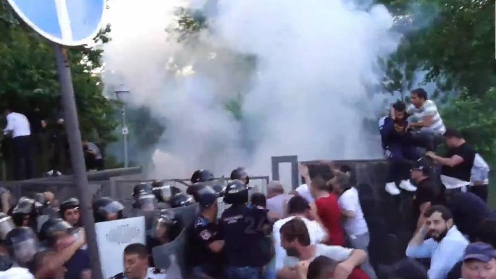 Արա', մի' արեք, հեսա էս աղջկան կսպանես. ոստիկանները մահակներով խփում են քաղաքացիներին