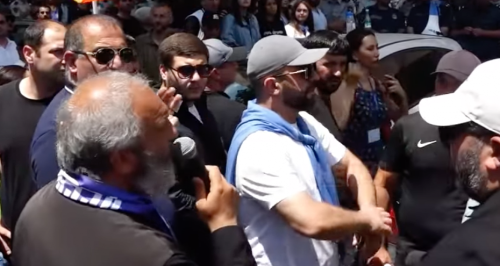 «Քո խնդալու վախտը կգա, պարո’ն Խուդինյան», «Ինչ ես տոչկել իմ վրա». լարված իրավիճակ