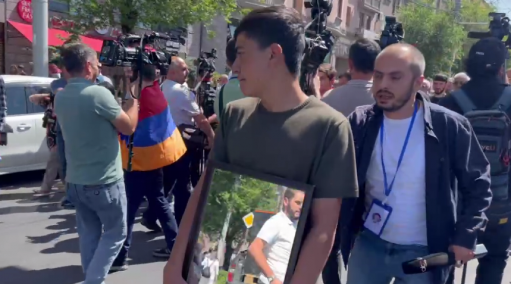 Ցուցարարներն իրենց հետ հայելիներ են տանում Քննչական կոմիտե (տեսանյութ)