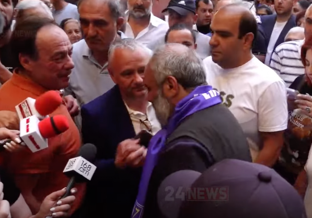 Ասե'ք, ի՞նչ կարող եմ անել ձեզ համար, ո՞ր գինուց տամ. Սրբազանը աջակիցների հետ գնացել է գինու փառատոն