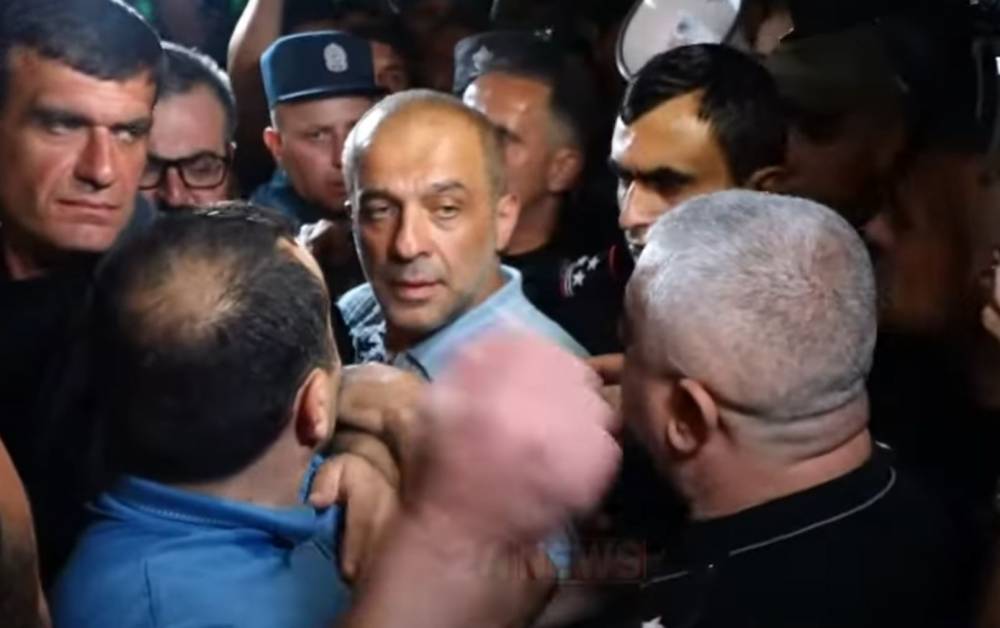 «Իրավիճակը մի սրե'ք», «Ոստիկանությունը կասեցրել է երթը», «Հետ գնացե'ք». ԱԺ-ի դիմաց գերլարված վիճակ է