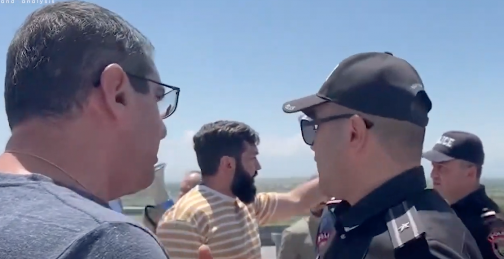 Արգելափակել են լրագրողներին տեղափոխող մեքենայի շարժը (տեսանյութ)