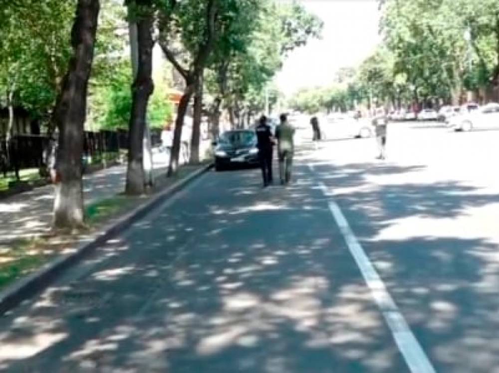 «Ինչո՞ւ եք գողանում  մեքենաները». Պարեկները փորձում են տարհանել Բաղրամյան պողոտայի փակ հատվածում կայանված մեքենաները