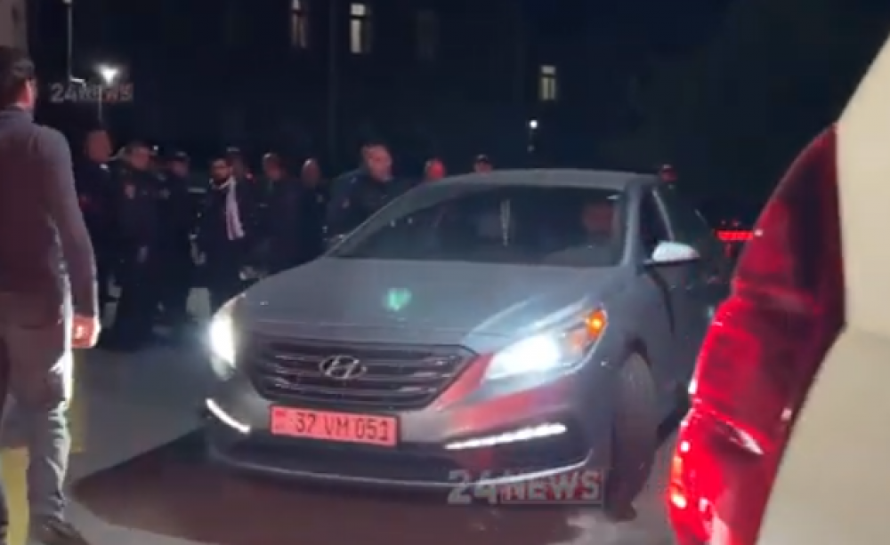 Սրբազանի կողմնակիցների մեքենաներն «ազատ արձակվեցին»` բանակցությունների արդյունքում (տեսանյութ)