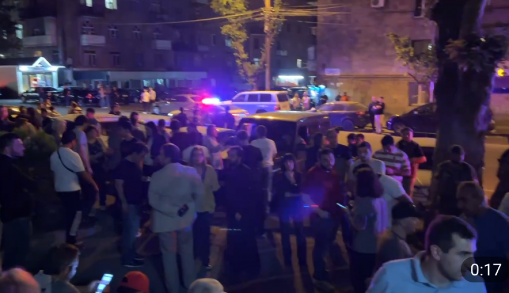 Չնայած ուշ ժամի ԱԺ պատգամավորները և քաղաքացիները շարունակում են մոտենալ Քննչական Կոմիտեի բակ.(տեսանյութ)