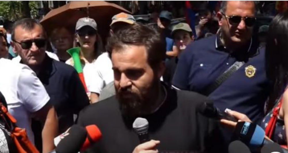 Սև բերետները սկսեցին հարվածել մարմնիս տարբեր մասերին, որովհետև քահանայական հագուստով էի. սարկավագ (տեսանյութ)