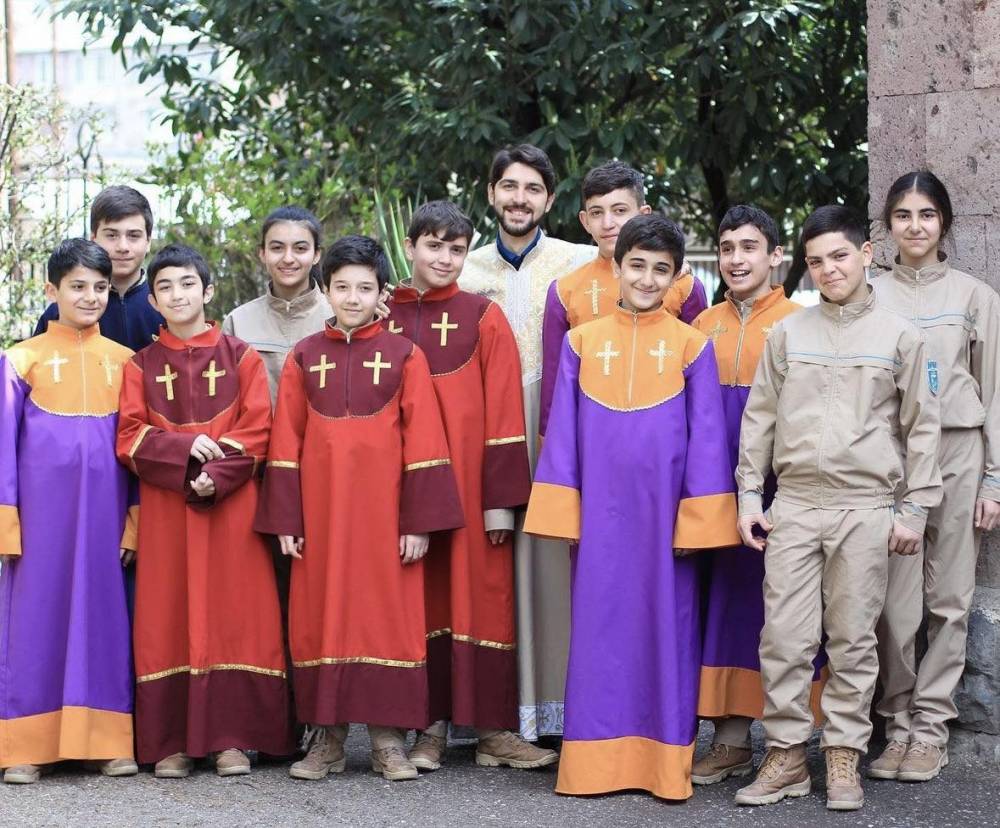 ԿԳՄՍ փոխնախարարը Թովմաս Առաքելյանի հոգևորականի զգեստն անվանել է «դերյա» ու հայհոյել (Տեսանյութ)