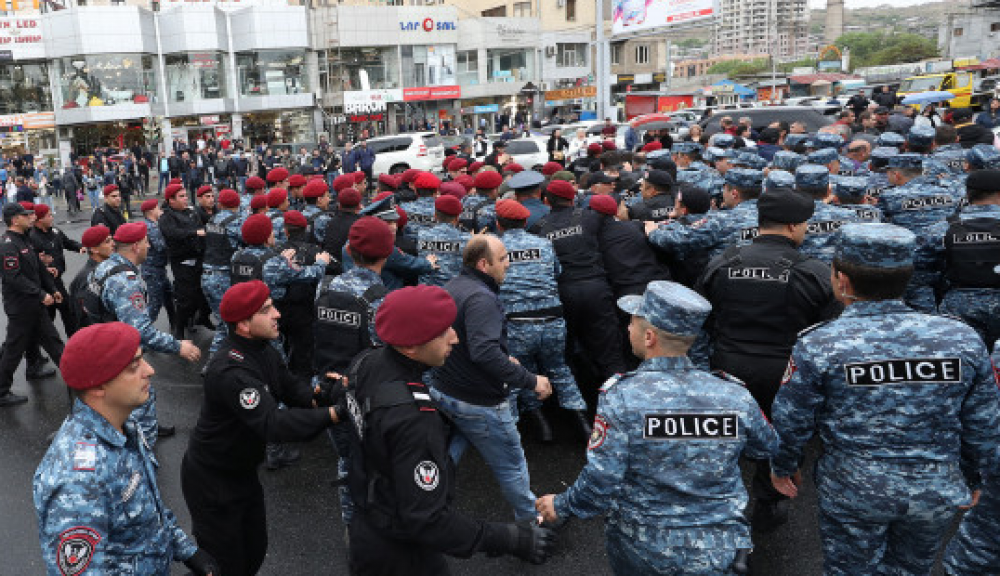 Ոստիկանները, բիրտ ուժ կիրառելով, ձերբակալել են բողոքի ակցիա նախապատրաստող մի խումբ քաղաքացիների. «Ազգային ճակատ»