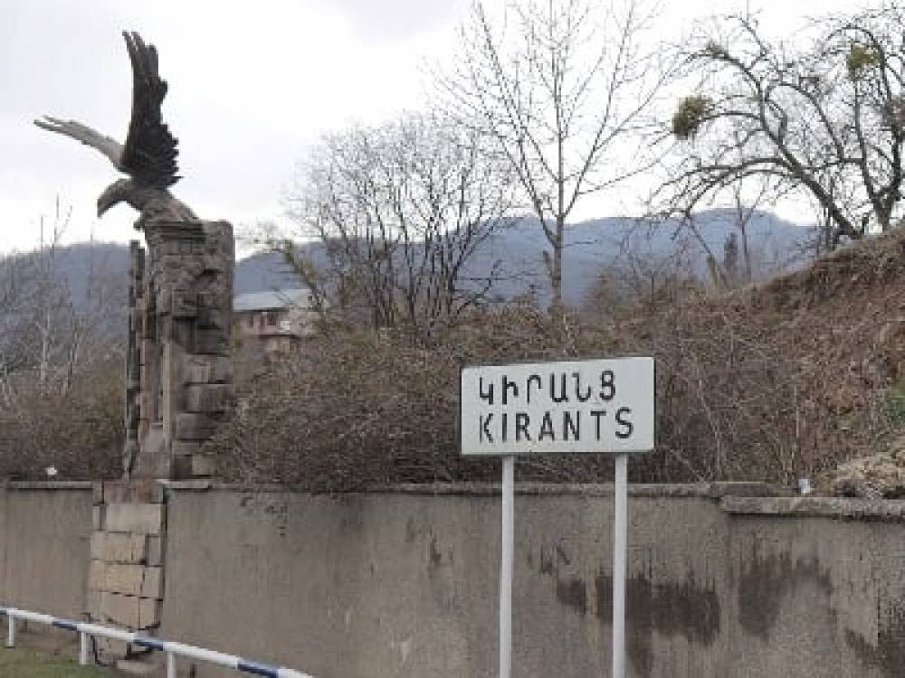 Մաքրվում ենք արդեն, մեռելը թաղել ենք, մենք էլ մտածենք ապրելու համար. Կիրանցում հեռացնում են գյուղի մուտքի արծվի արձանը