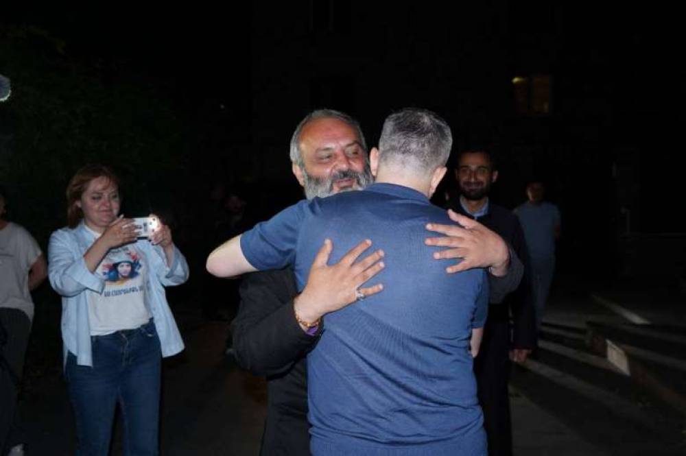 Ես ուզում եմ իմ մեքենան նվիրել Ձեզ. Բագրատ Սրբազանը՝ Արցախի նախագահ Սամվել Շահրամանյանին