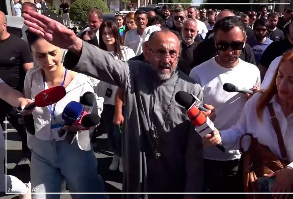 Էս փսլնքոտներն ինձ դարձրել են երկրի սպառնալիք, ե՞ս, կառավարության շենքում է սպառնալիքը. Սրբազան