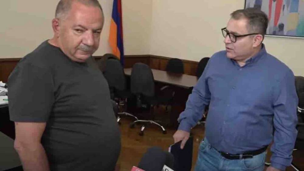 Խոնարհվել, թե չէ մեծերի առաջ՝ Նարեկ Մալյան-Աղվան Վարդանյան ոչ գրական հանդիպում