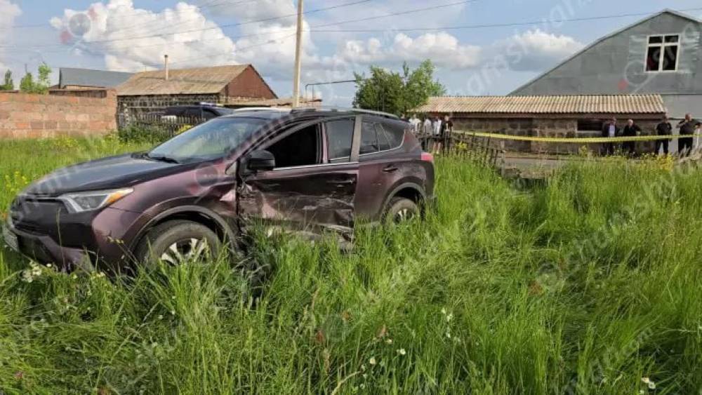 «Toyota RAV4»-ը կոտրել է բնակչի փայտե ցանկապատը․ վիրավորներից մեկը 9-ամյա տղա է