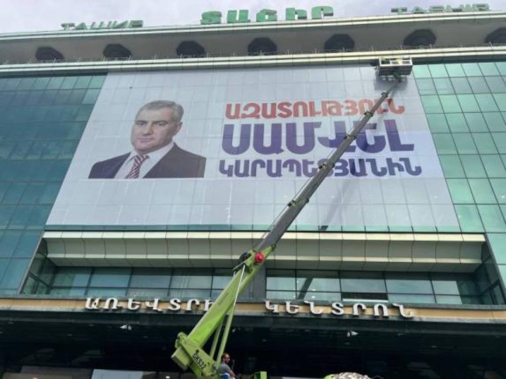Կարապետյանի լուսանկարով պաստառները ապամոնտաժելու համար ներկայացվել է հանցագործության մասին հաղորդում