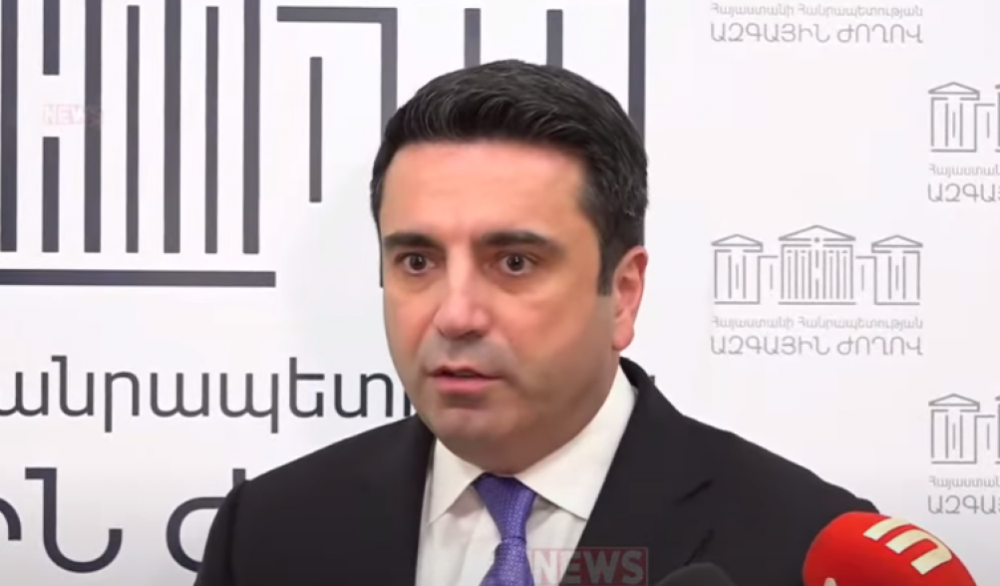 Եկեղեցականների ձեռքը համբուրում են, այդ ձեռքը դրանից առաջ որտե՞ղ էր, արժե՞ համբուրել, թե՞ չի կարելի. Ալեն Սիմոնյան