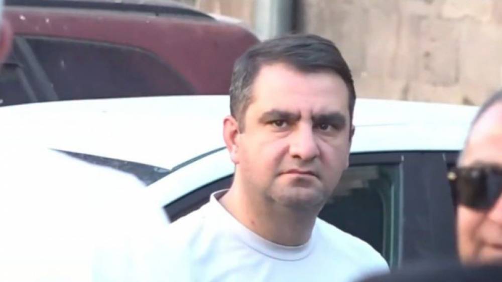 Քաղաքացիական հագուստով ՔԿ շենքի մոտ է դատախազ Հայկ Հարությունյանը