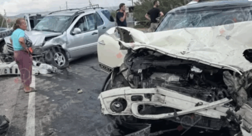 Արագածոտնի մարզում բախվել են «Mercedes ML 320»-ը ու «Mini Cooper»-ը․ կա 1 զոհ, 3 վիրավոր