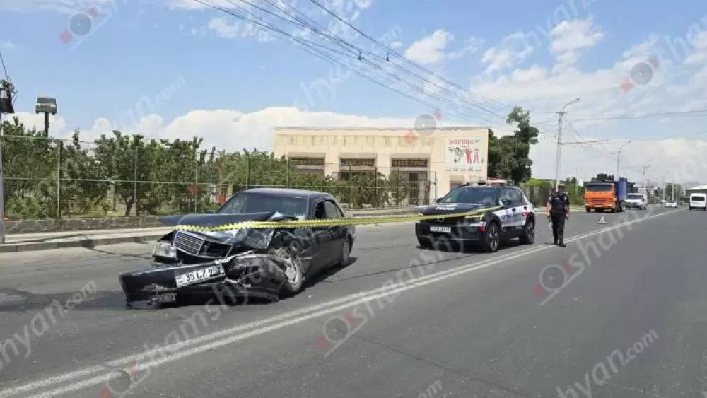 Երևանում բախվել են «Mercedes»-ը, «Opel»-ը, «Subaru»-ն. վերջինը հայտնվել է կանաչ գազոնում. կա վիրավոր