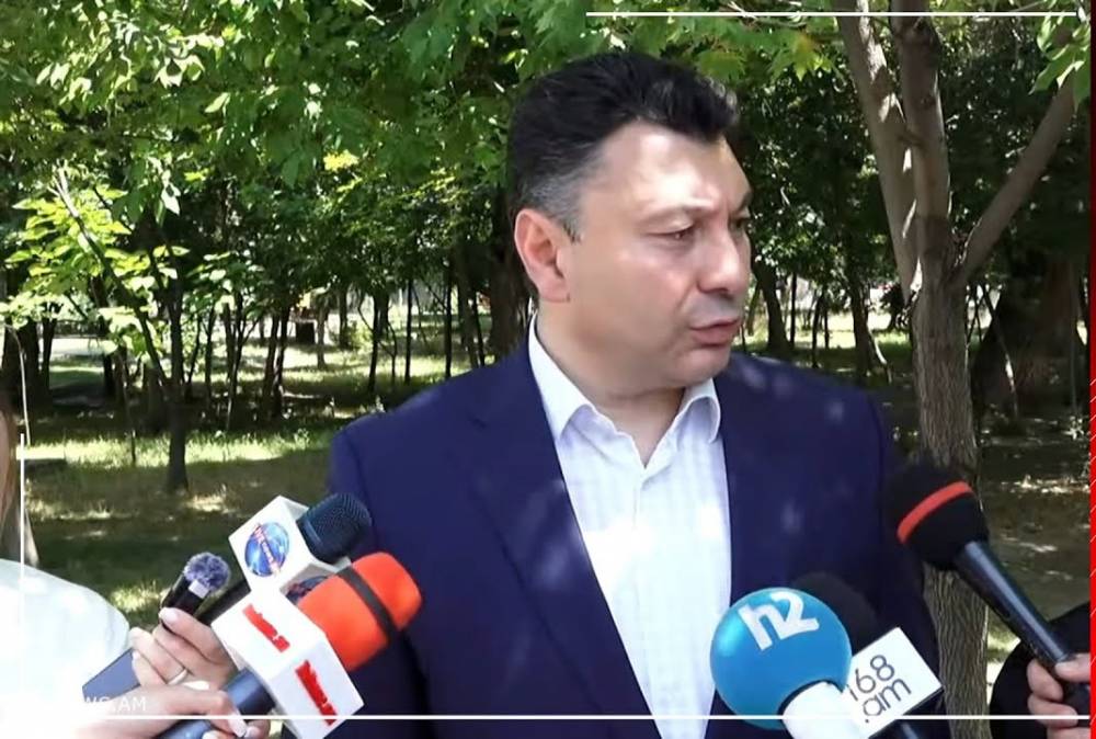 Ինքն ո՞վ ա, որ Եկեղեցուց ա խոսում, սկի մկրտված չի, իրավունք չունի գնա պատարագի, ոնց որ ես մզկիթ գնամ