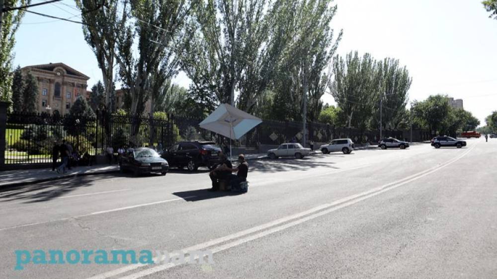 «Որոշեցինք գնալ կոմպրոմիսի». ԱԱԾ ներկայացուցչի հետ հանդիպումից հետո անհետ կորածների ծնողները բացեցին Բաղրամյան պողոտան