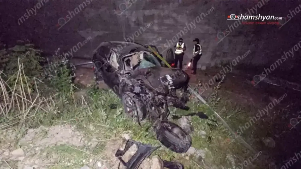 «Infiniti»-ն կոտրել է ցուցանակն ու 10 մետր բարձրությունից ընկել երկաթգծի վրա. կան վիրավորներ