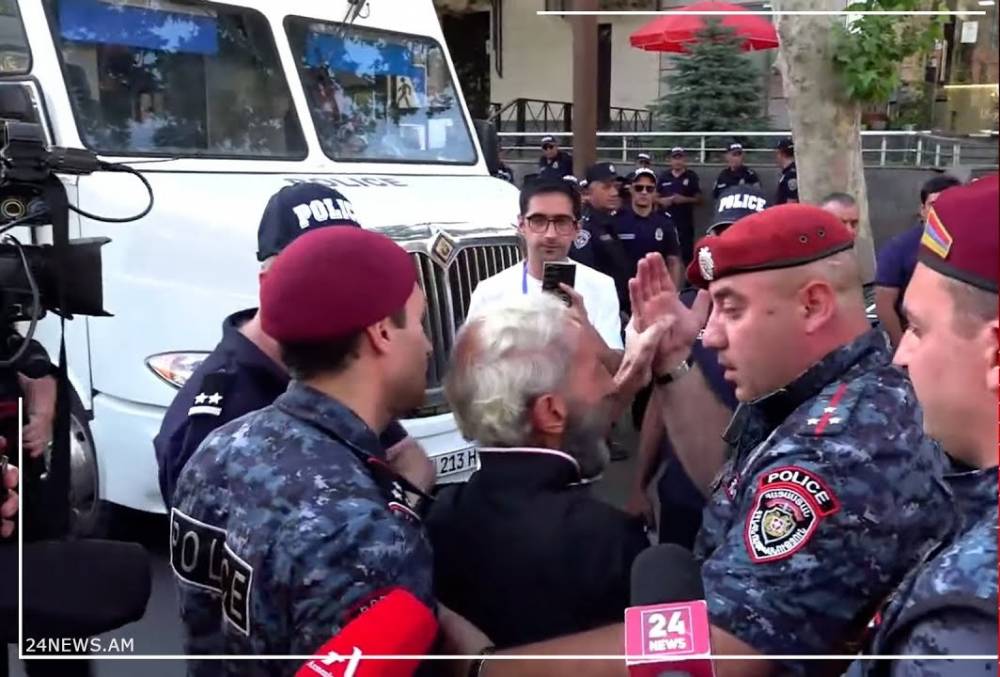 «Թո’ղ, ինչի՞ ես տանում». ոստիկանները բիրտ ուժով տանում են քաղաքացիներին, փոխոստիկանապետը «տեղյակ չէ»