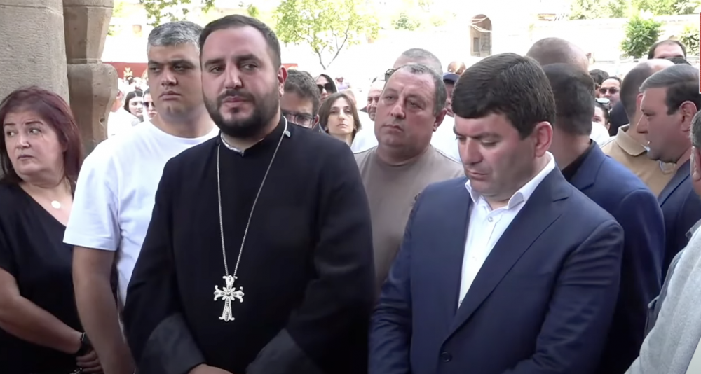 Քաղաքացիները երթով հասան Մայր տաճար. պատարագ է մատուցվում