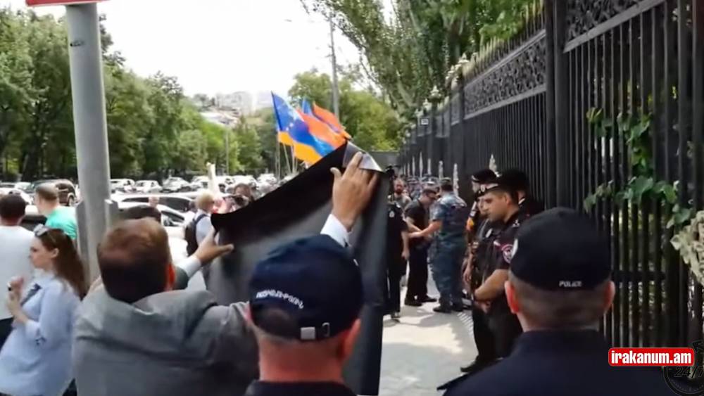 «Вон из Армении». լարված իրավիճակ ԱԺ-ի դիմաց. ոստիկանական ուժեր են կուտակվել