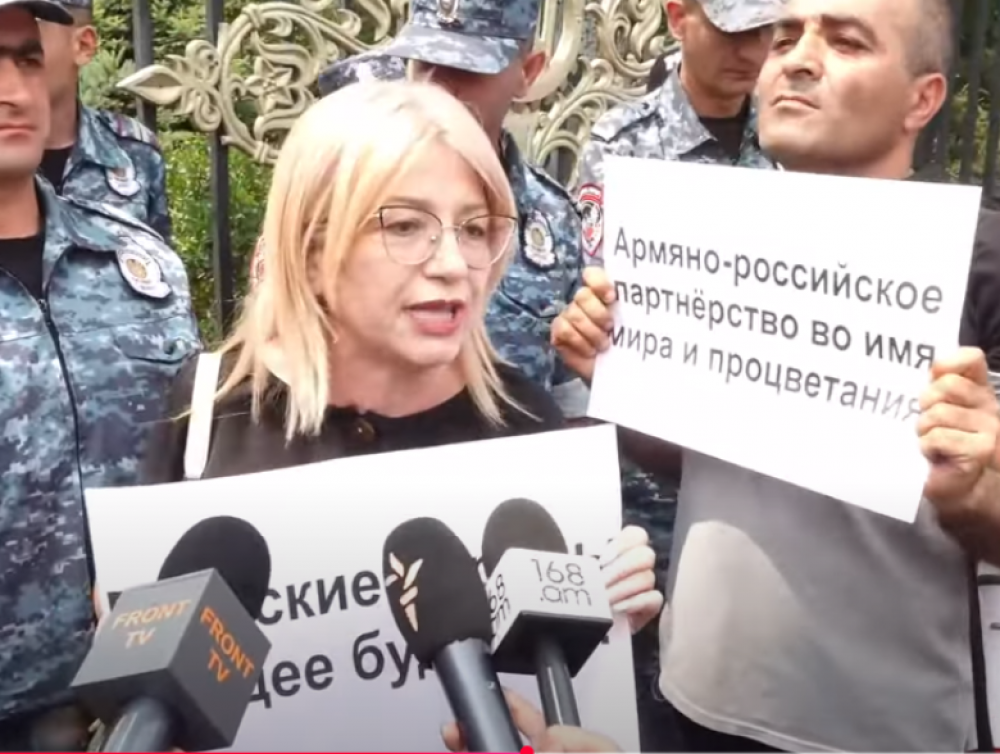 «Թուրքի գործակալներ». ԱԺ-ի մոտ իրավիճակը լարվեց, երբ արևմտամետների կողքին հայտնվեցին Մատվիենկոյի այցը ողջունող քաղաքացիներ