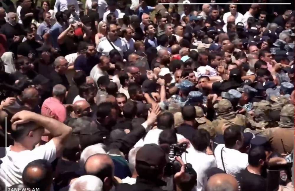 Հրմշտոց ու քաշքշուկ Մայր Աթոռի տարածքում. ուժայինները անցել են գործի. «Արա', էս ի՞նչ եք անում»