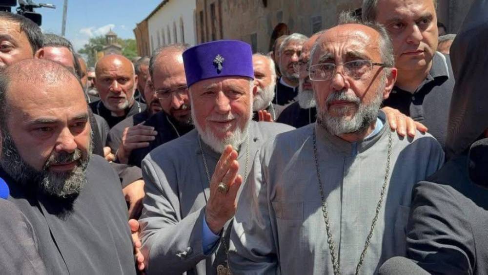 Ինչո՞ւ Միքայել Սրբազանը հանձնվեց, կամ ովքեր խորհուրդ տվեցին նրան