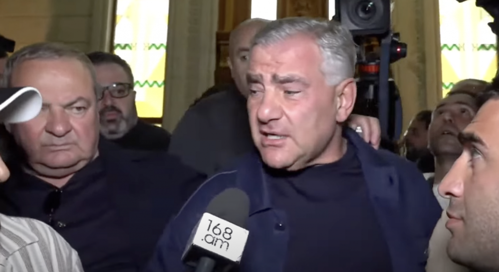 «Թքած ունեմ իրանց վրա, ես մեր եկեղեցու կողքին եմ , ամեն ինչ լավա լինելու». Սամվել Կարապետյանին նստեցրեցին մեքենան