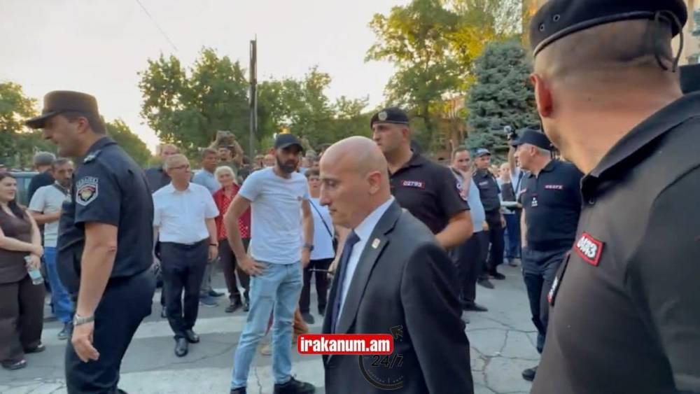 Ամո´թ, թու´րք. գերլարված իրավիճակ ՍԴ-ի դիմաց` ԿԸՀ ներկայացուցիչների դուրս գալուց հետո