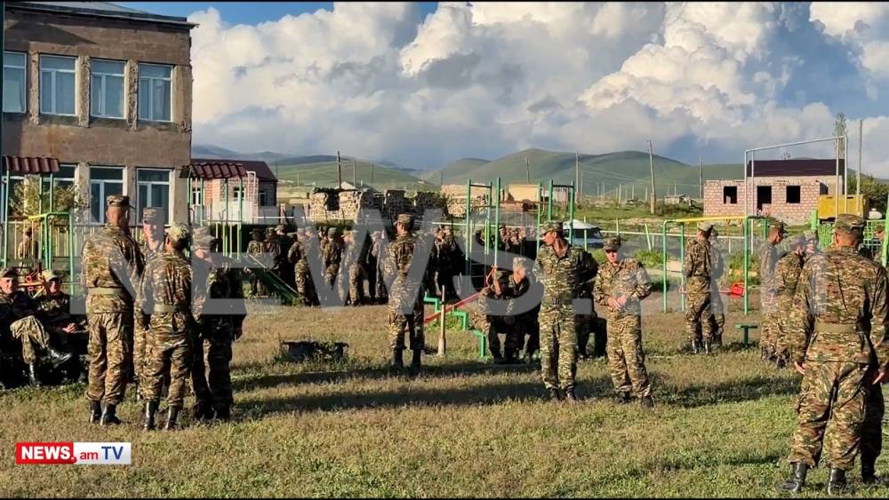 Հարյուրավոր զինվորներ հրամանատարների և ՌՈ-ի ուղեկցությամբ Սոթքում քվեարկում են