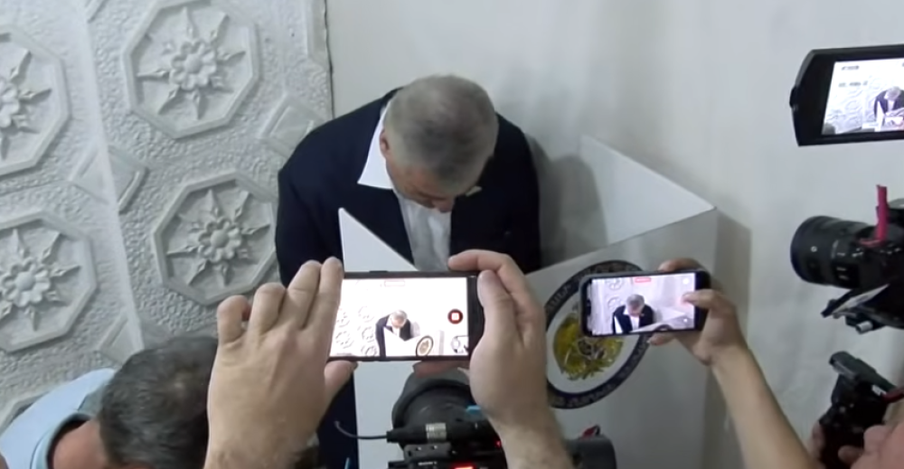 Սամվել Կարապետյանը ոստիկանների ուղեկցությամբ եկավ ընտրության