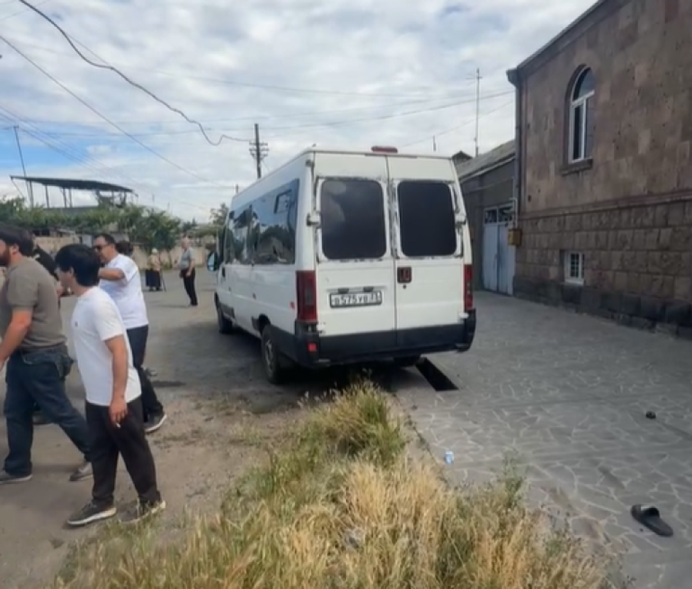 Շենգավիթում սադրիչն ավտոմեքենայով մխրճվել է Բարգավաճ Հայաստան և Մայր Հայաստան կուսակցությունների թիմակիցների բազմության մեջ. Իվետա Տոնոյան (տեսանյութ)