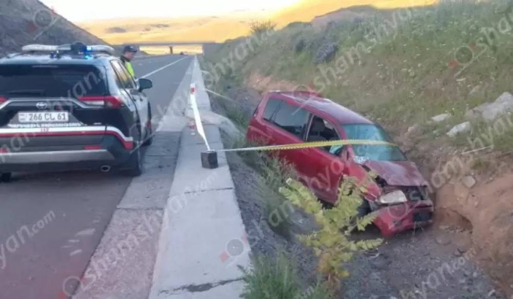Շիրակի մարզում «Mitsubishi»-ն բախվել է բետոնե սյանը և հայտնվել ձորում․ մայր ու որդի հոսպիտալացվել են