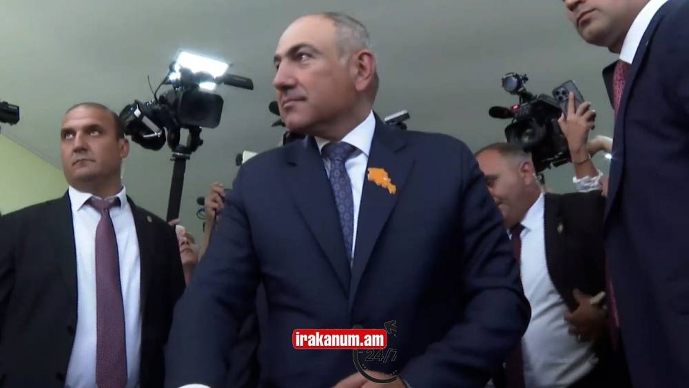 Մեծաթիվ «ախրանիկներով» Փաշինյանը եկավ ընտրության. ինչ կատարվեց
