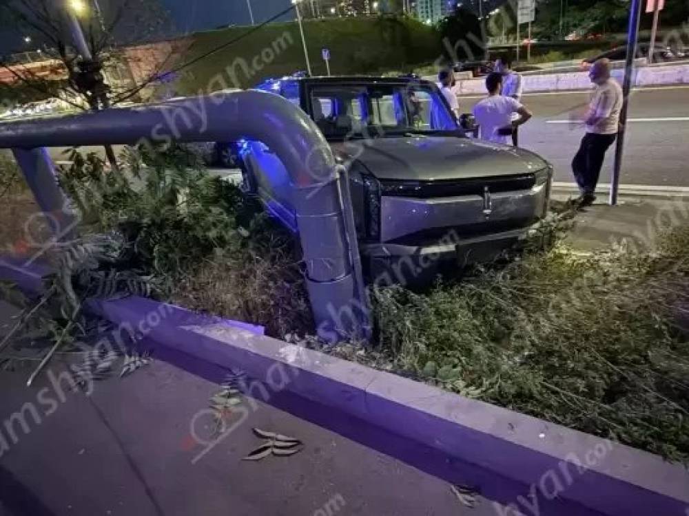 27-ամյա վարորդը բախվել է երկաթե խողովակին և հայտնվել կանաչ գազոնում․ կա վիրավոր