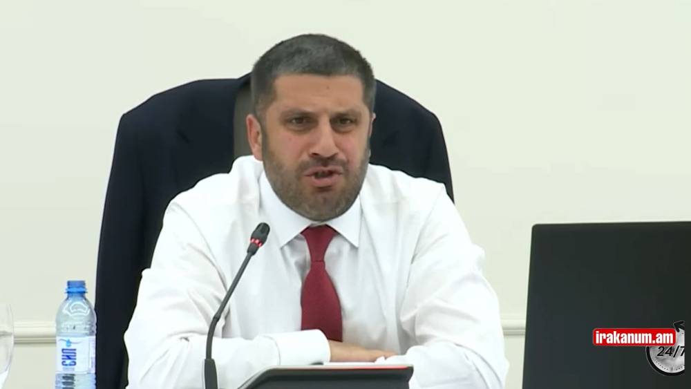 Սուս կմնաս արա, ձենդ իջացրա, արա լսի այ տղեն դու ես․ հլը դուրս արի կասեմ քեզ