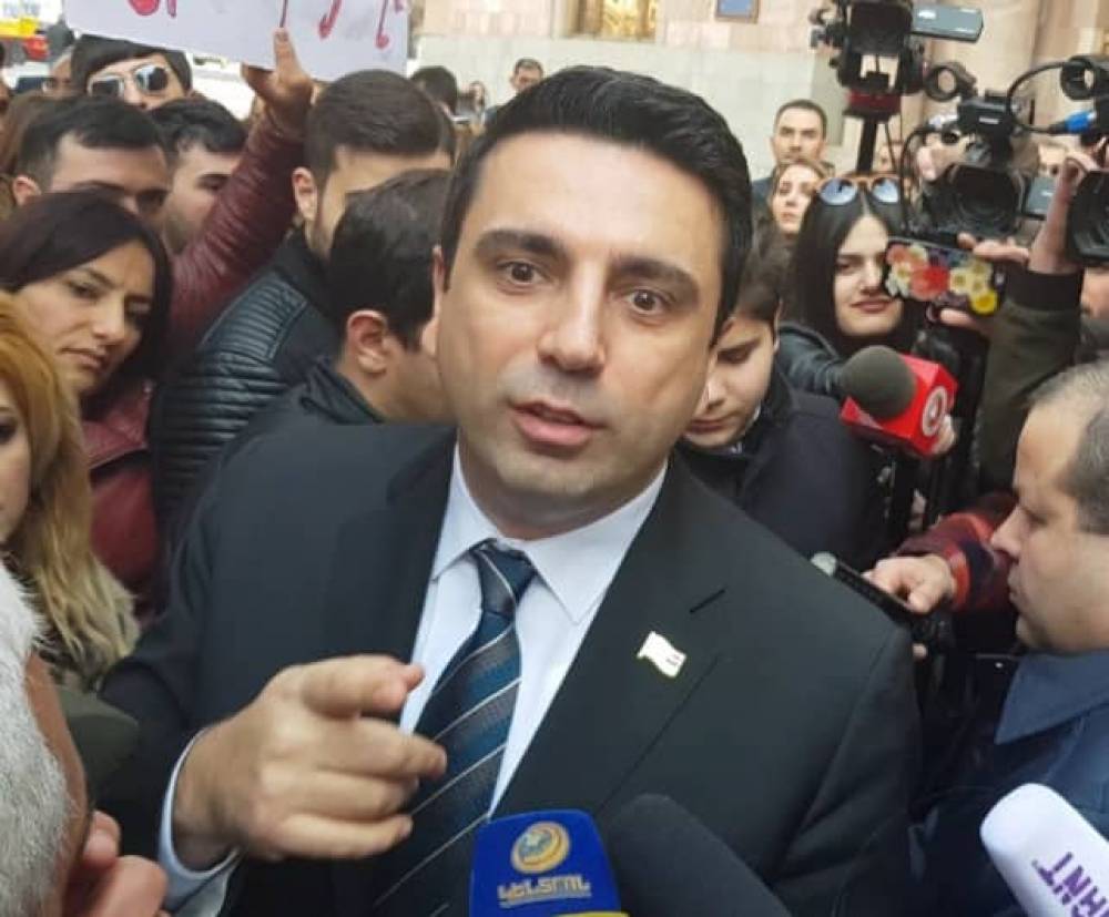 Ալեն Սիմոնյանը հանդիպել է ցուցարարների հետ