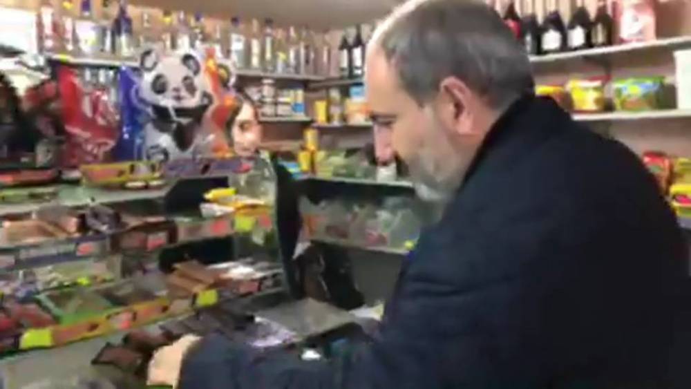Նիկոլ Փաշինյանը խանութից կոնֆետներ գնեց  (տեսանյութ)