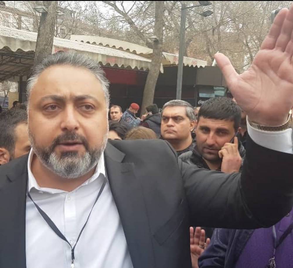 «Քո քավորն ո՞վ է». քաղաքացին՝ Վիկտոր Մնացականյանին
